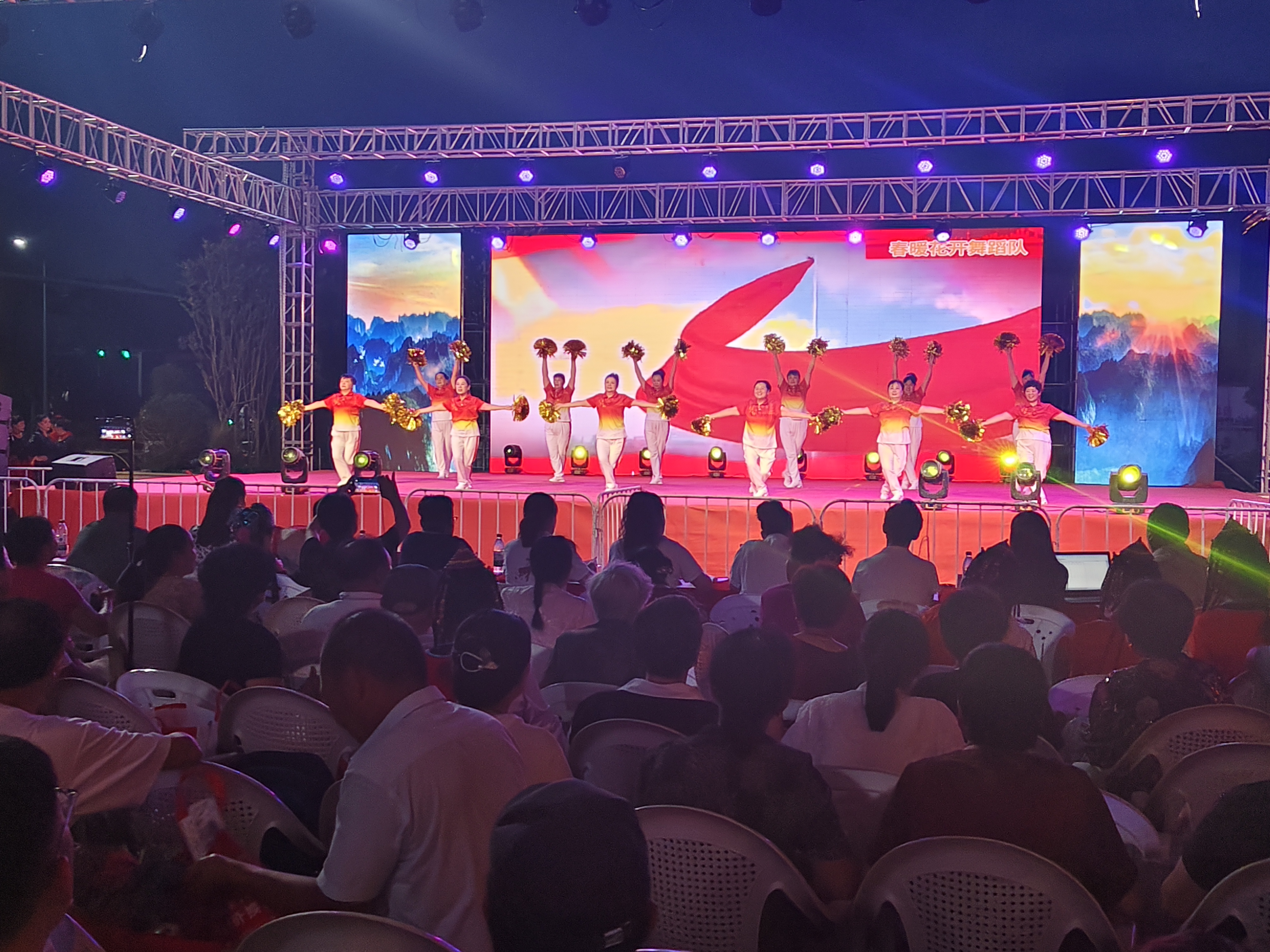 现场观众尽欢欣，精彩比赛感动万千人